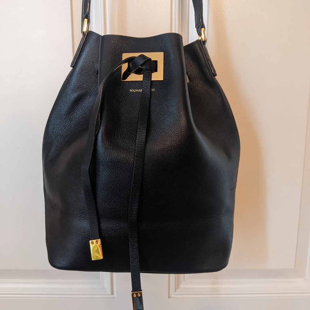 Micheal Kors Collection "Miranda" med Bucket/Tote bag🖤💛